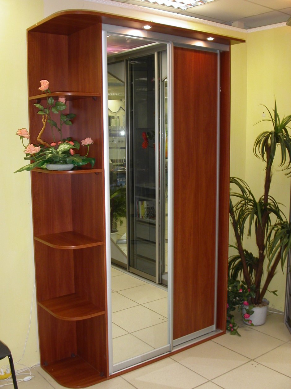 Шкаф купе с угловыми полками