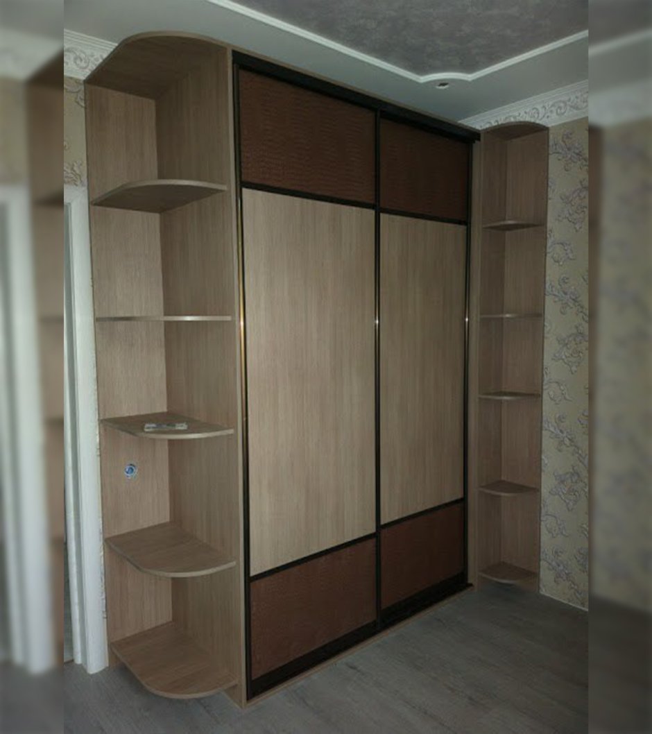 Тёмные полки шкафа купе из ЛДСП