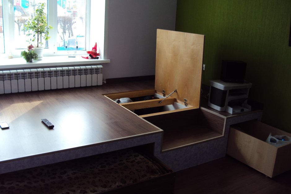 Деревянный подиум в квартире