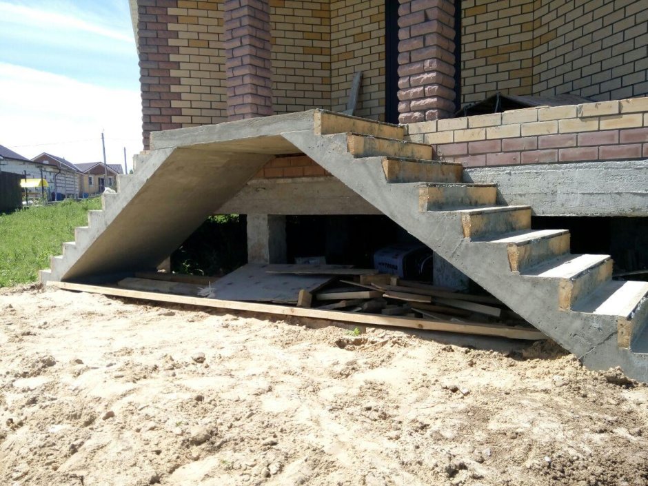 Входные бетонные лестницы с площадкой