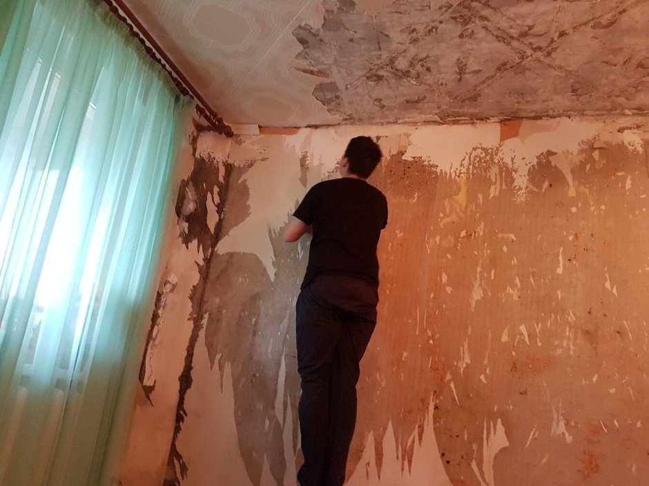 Натяжной потолок не до конца стены