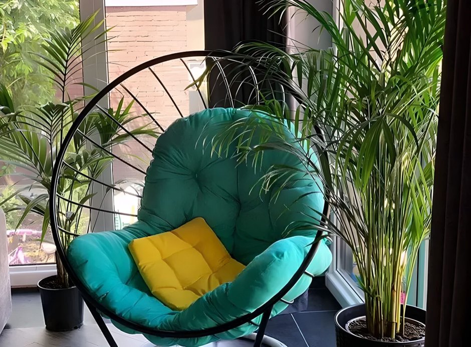 Зеленый уголок в квартире цветы, кресло