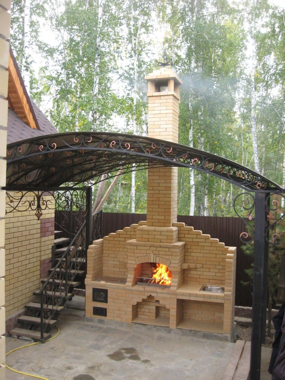 Уличный камин с мангалом