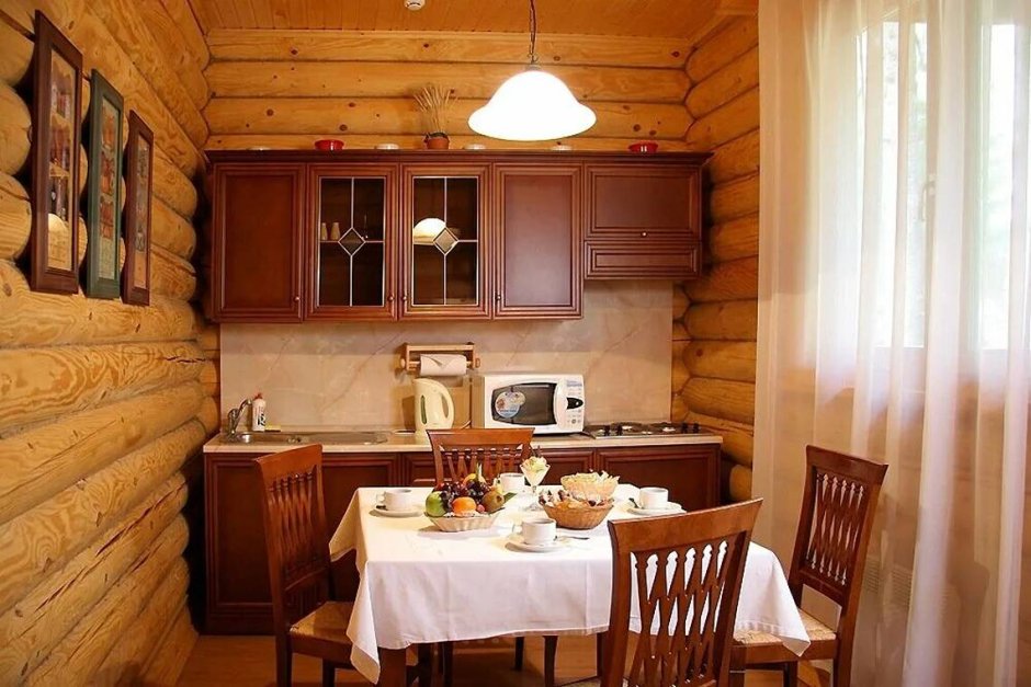 Кухня в маленьком деревянном доме