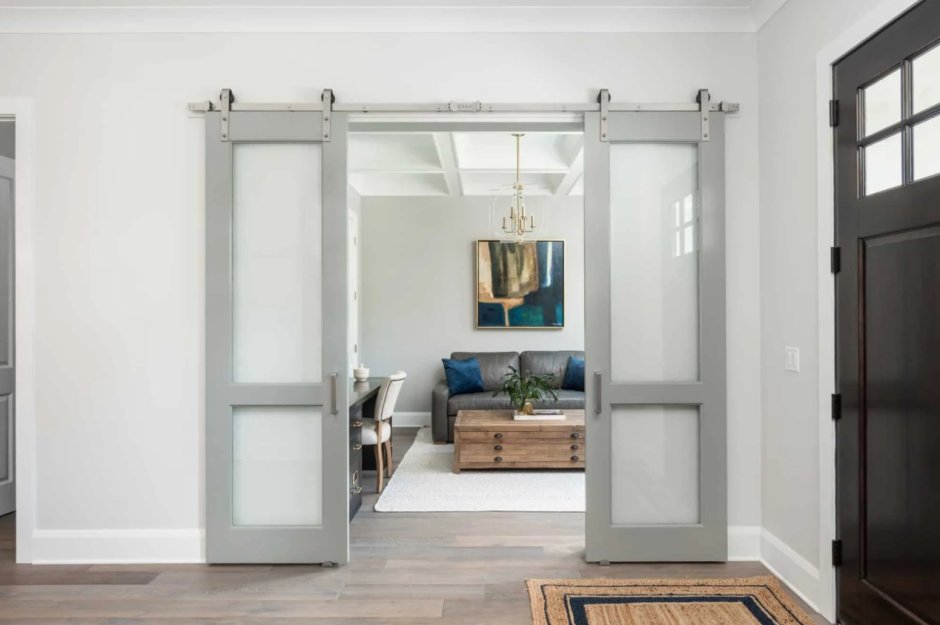 Окно рядом с дверью в стиле Барн