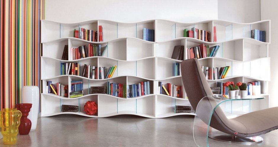 Необычные книжные полки в интерьере