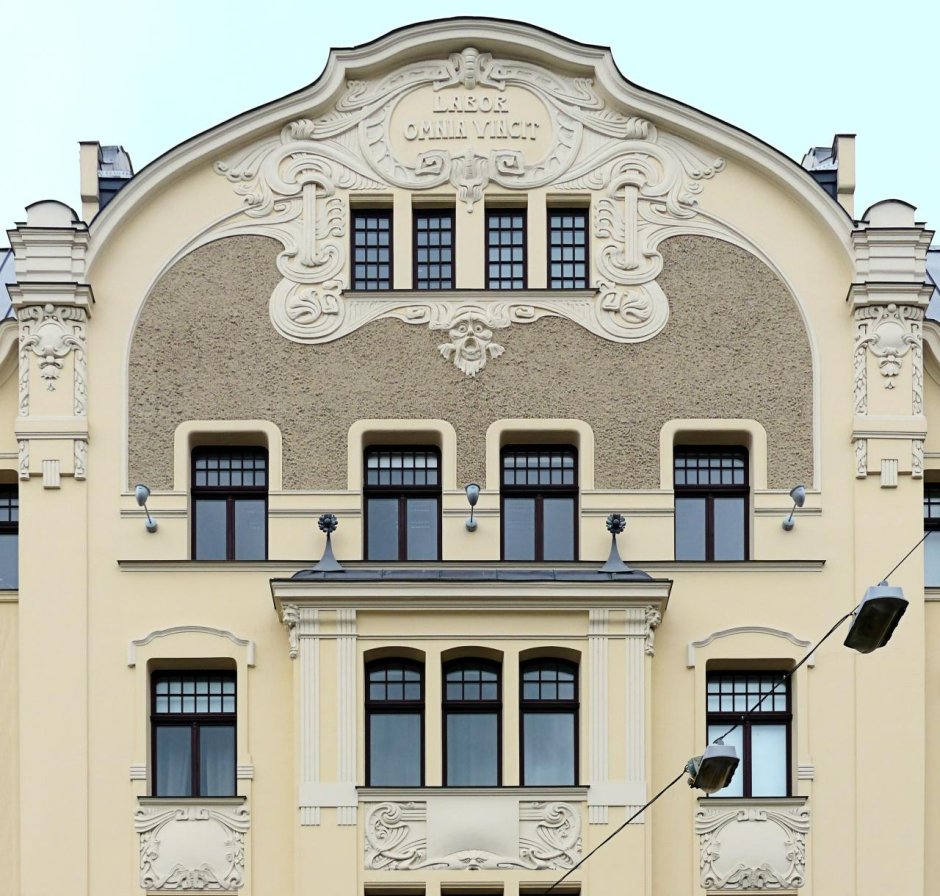 Фасад здания в стиле Модерн