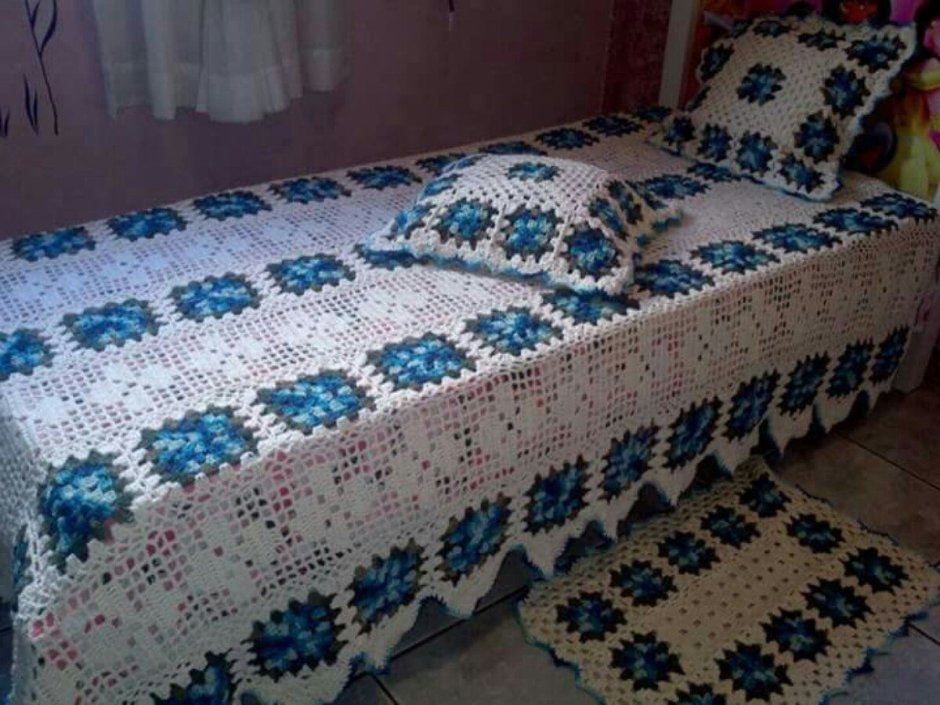 Бело голубое покрывало на кровать крючком