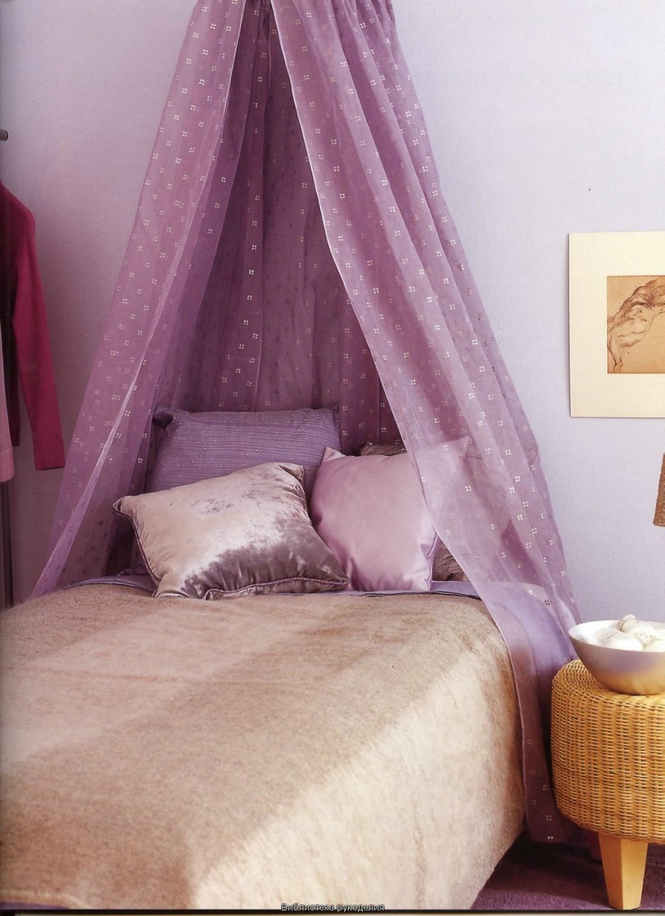 Лавандовая кровать с балдахином
