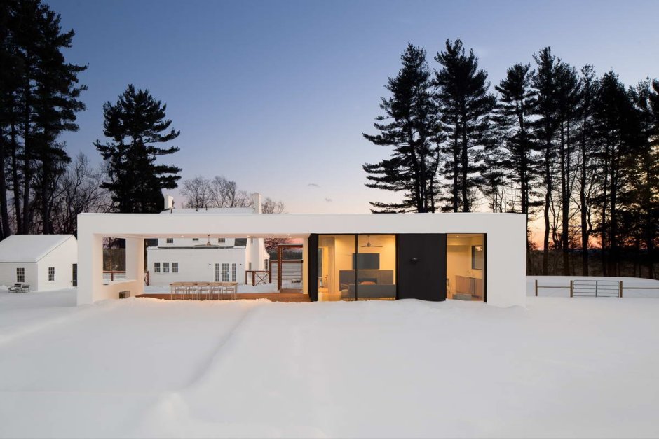 Дом с плоской крышей зимой