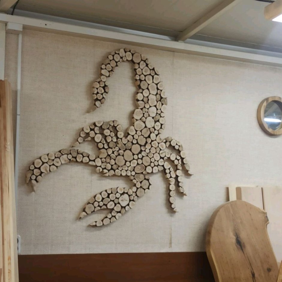 Панно Скорпион из можжевельника