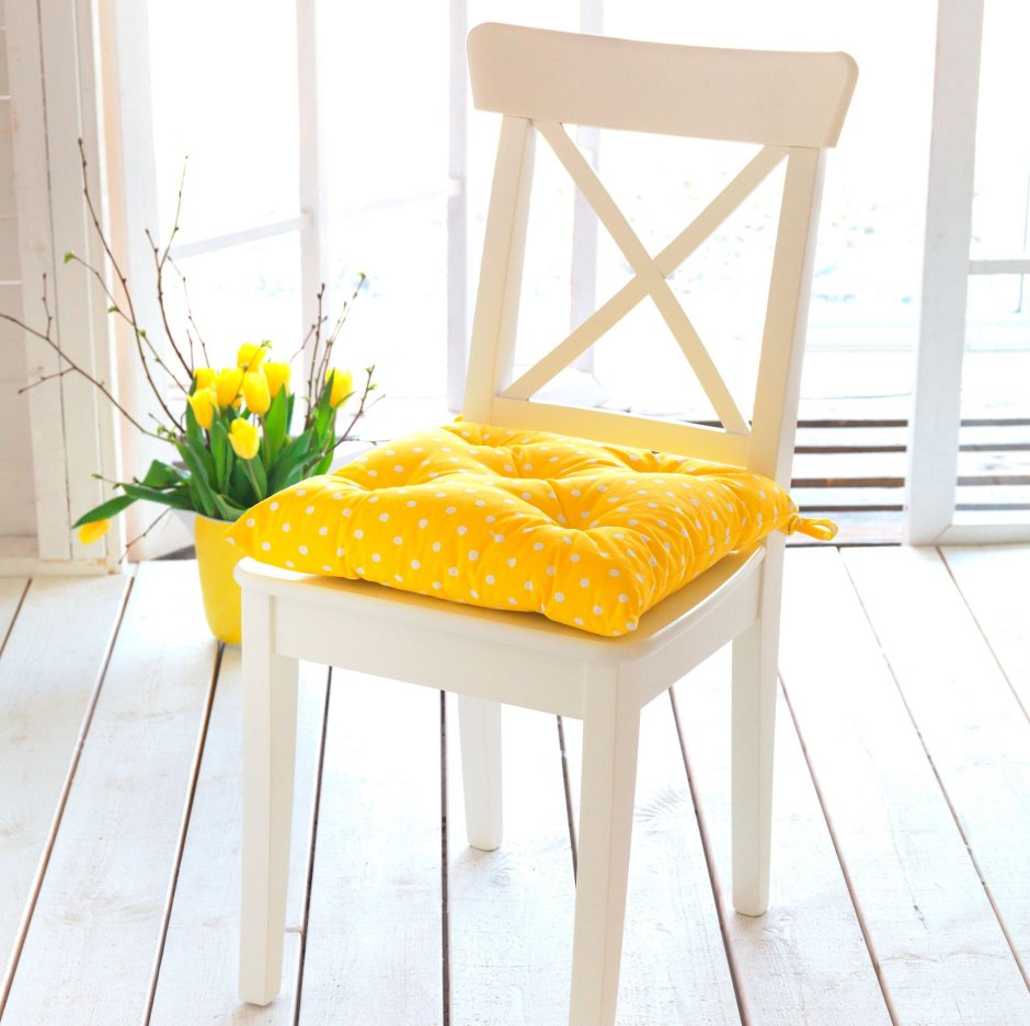 Желтые подушки на стулья