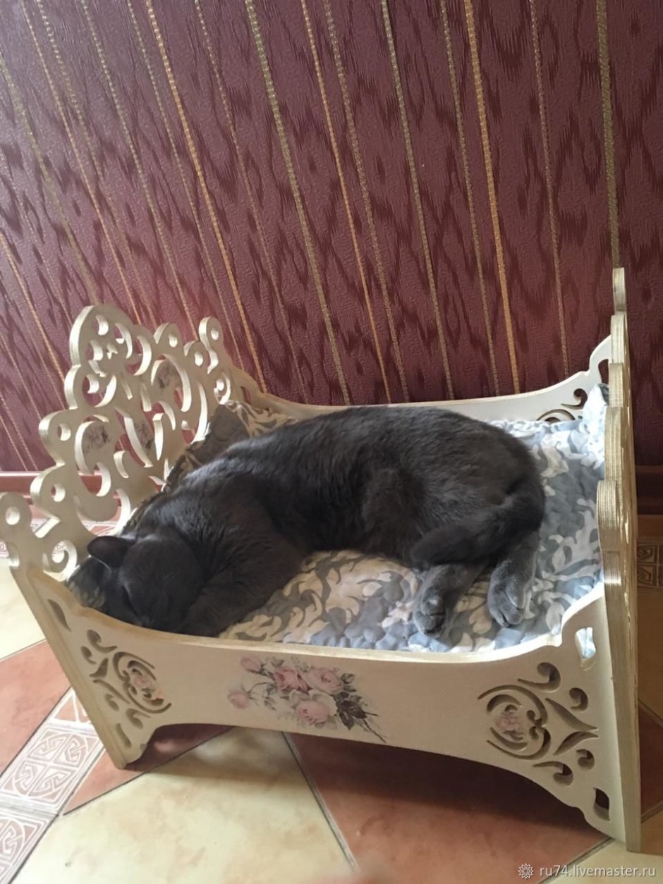 Деревянная кроватка для кота