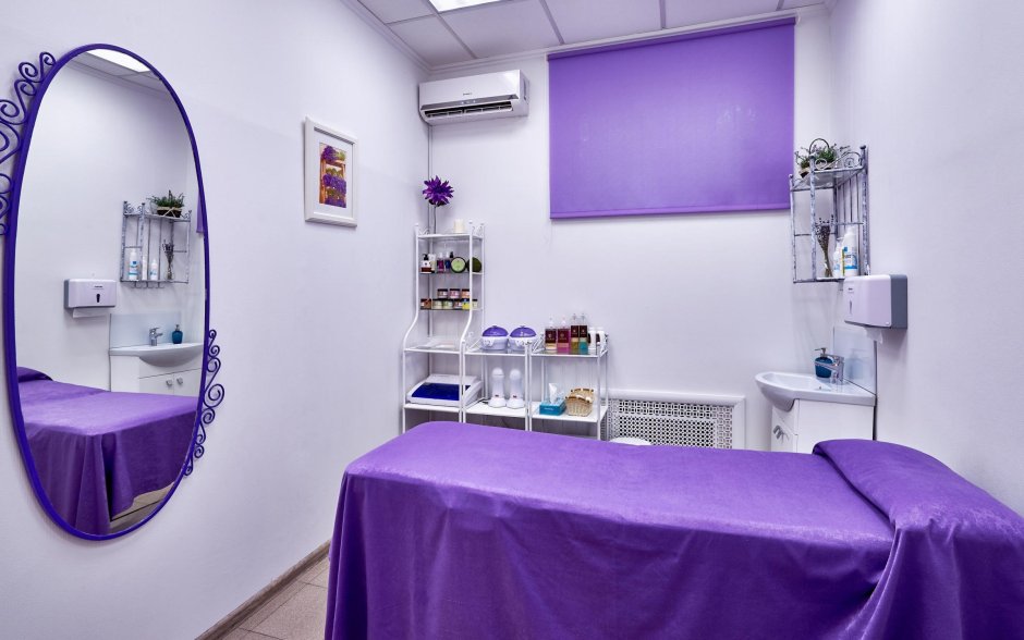 Кабинет косметолога в фиолетовом цвете