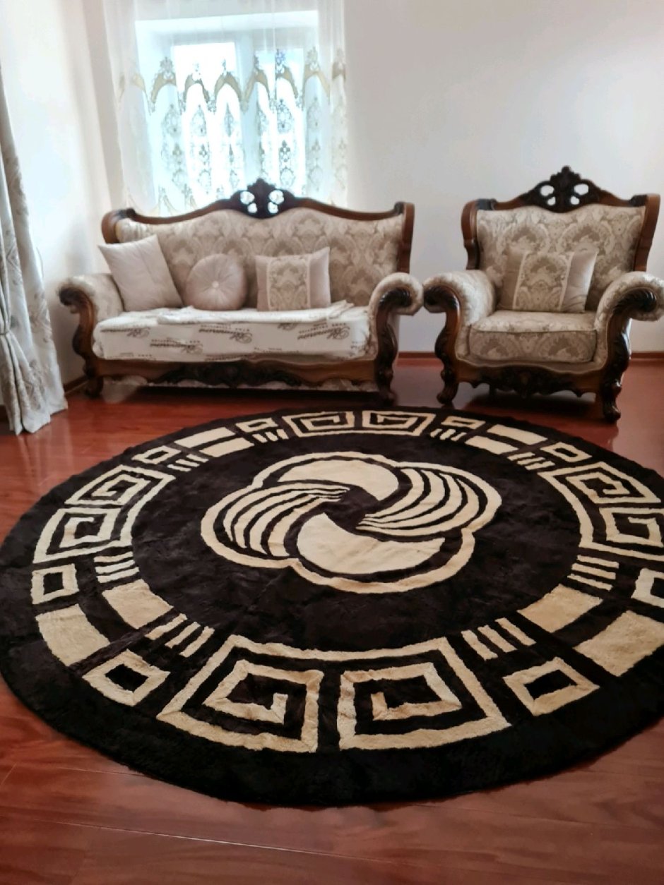 Интерьер с ковром на полу