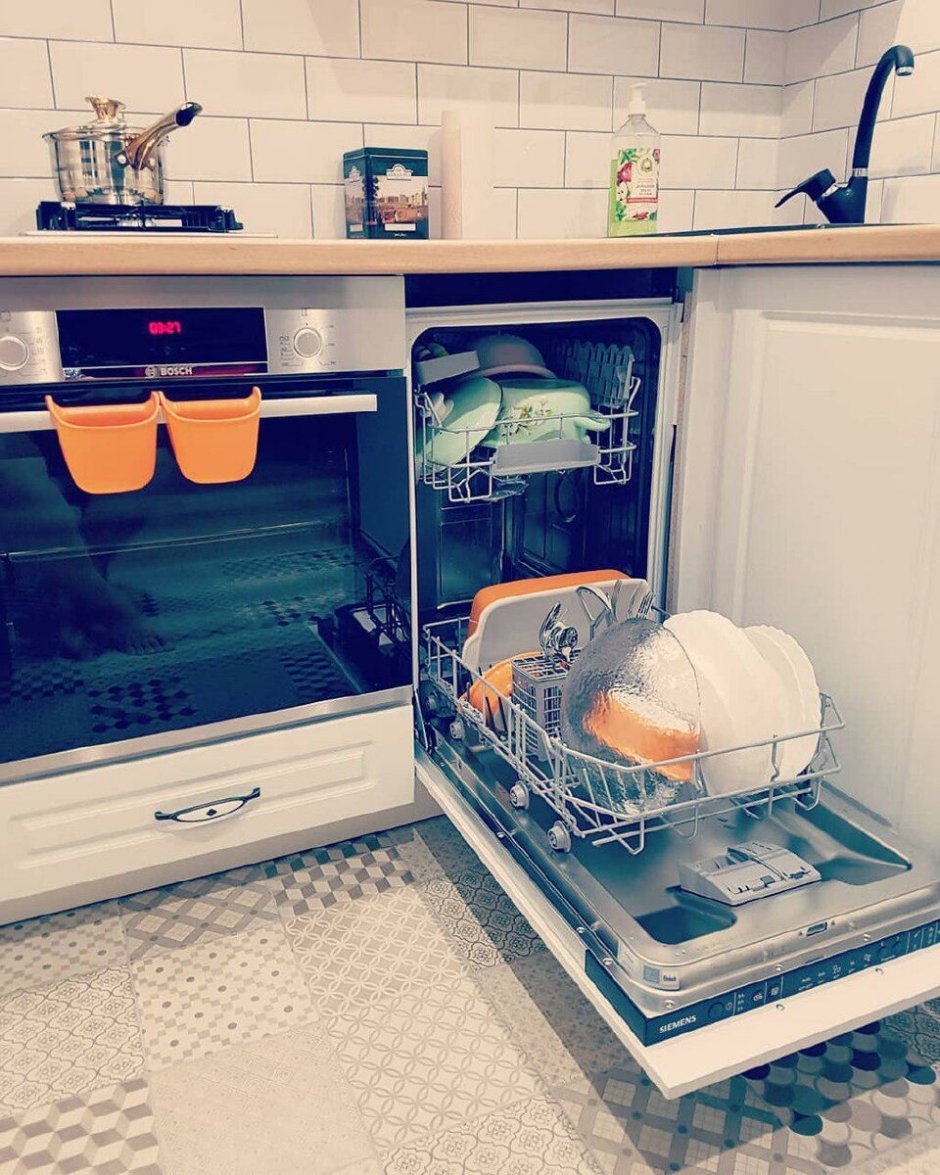 Посудомойка в маленькой кухне