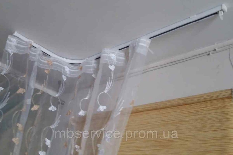 Карниз на балкон для штор