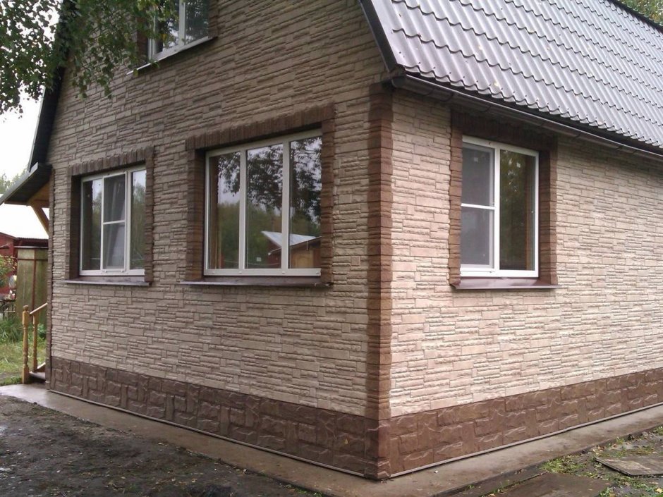 Дом обшитый фасадными панелями Альта профиль