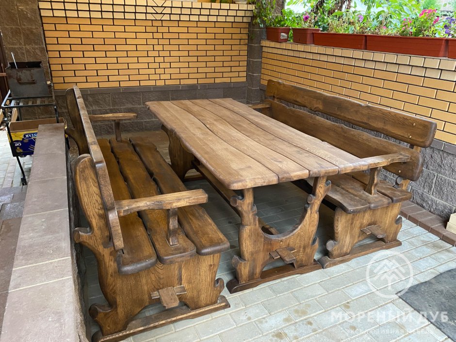 Деревянный стол в беседку