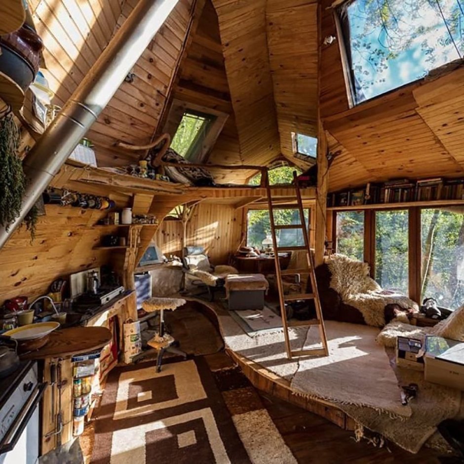Домик на дереве внутри