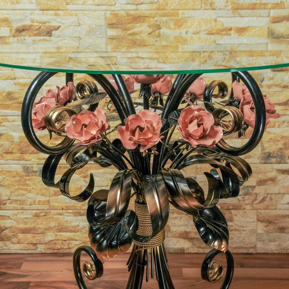 Кованый столик с розами