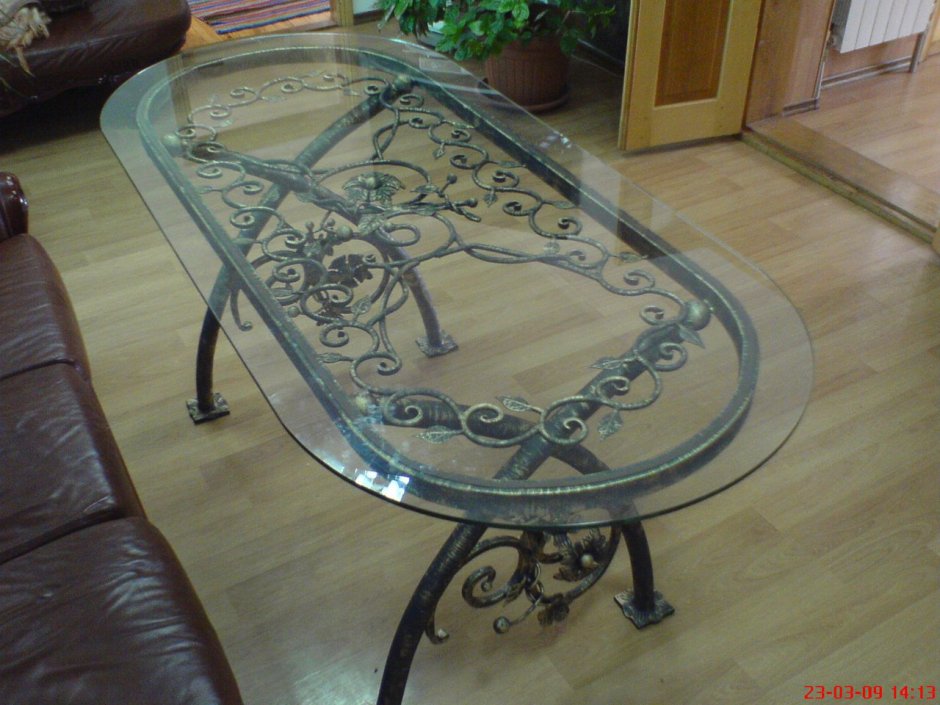 Кованые столы со стеклянной столешницей