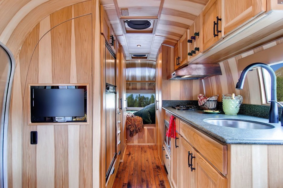 Жилой прицеп Airstream