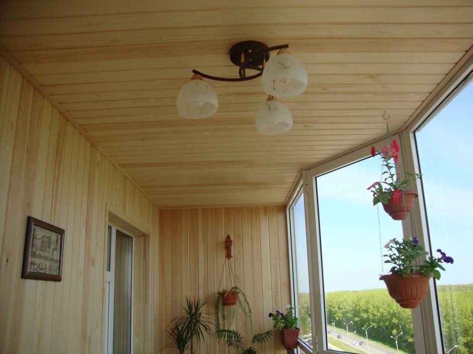 Вагонка на потолке балкона