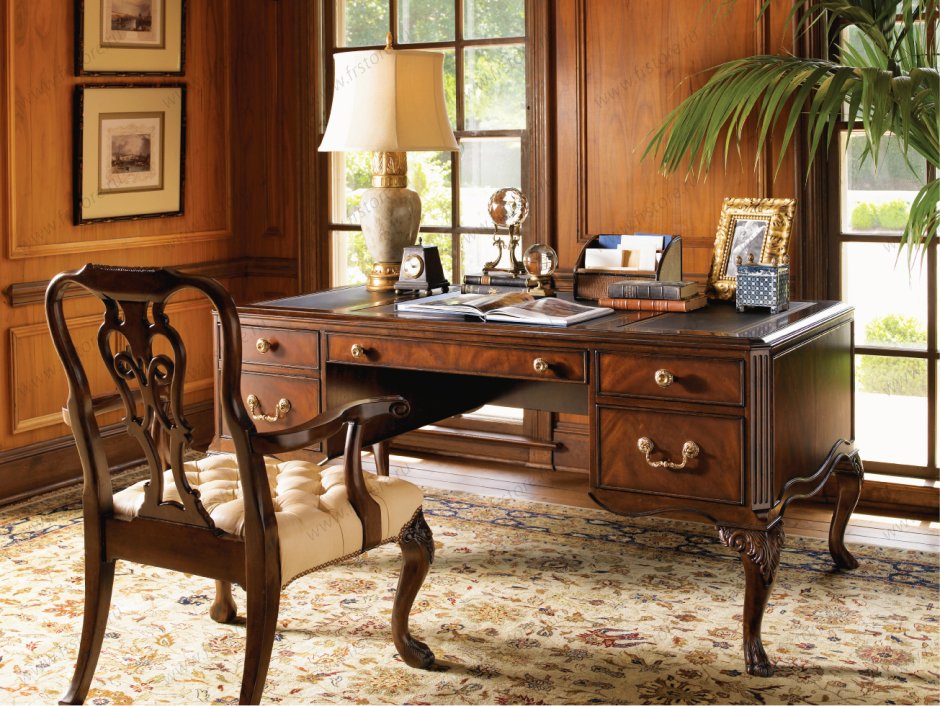 Классический письменный стол для домашнего кабинета