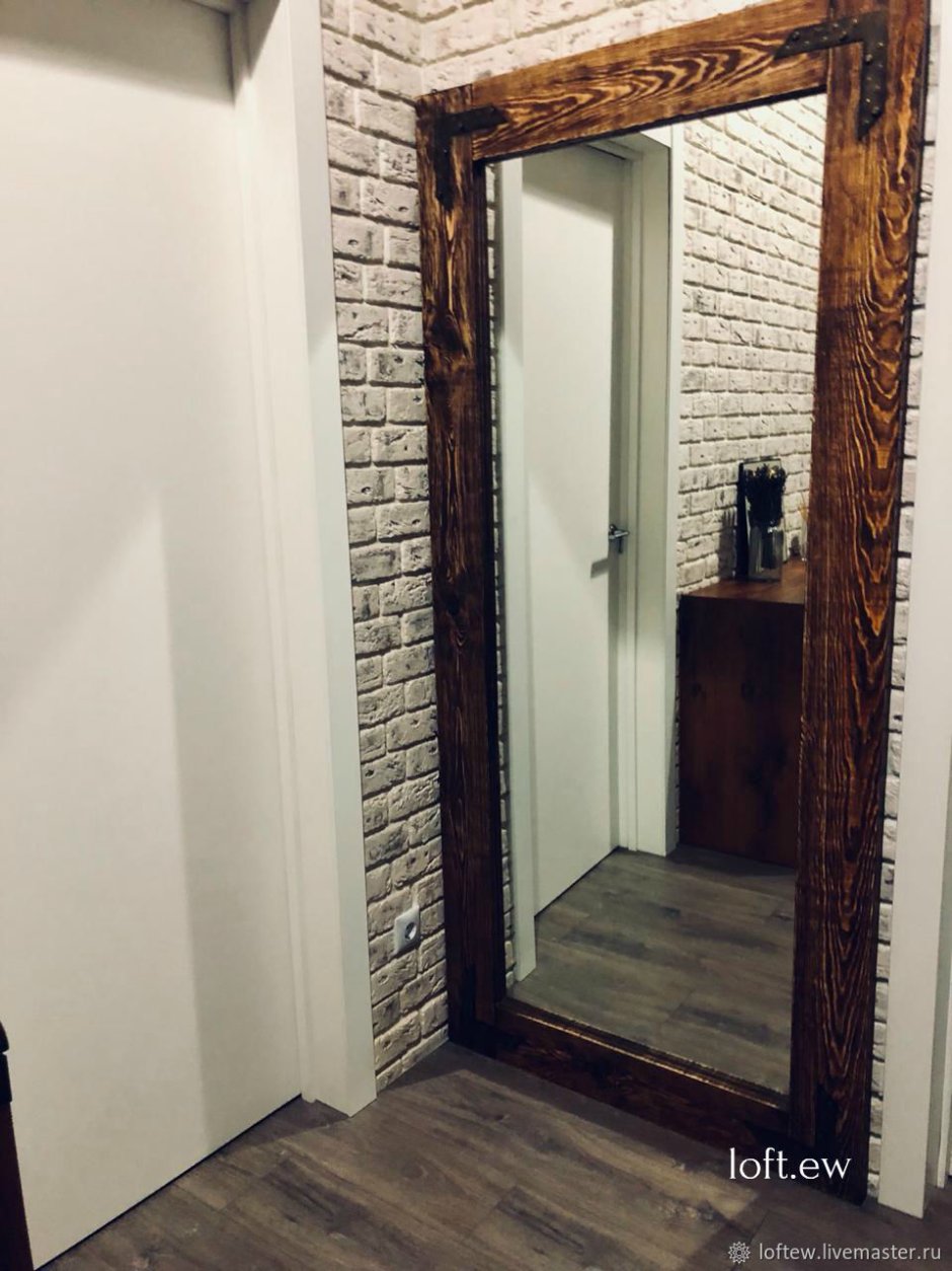 Зеркало в раме для прихожей