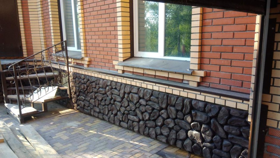 Отделка цоколя кирпичного дома камнем