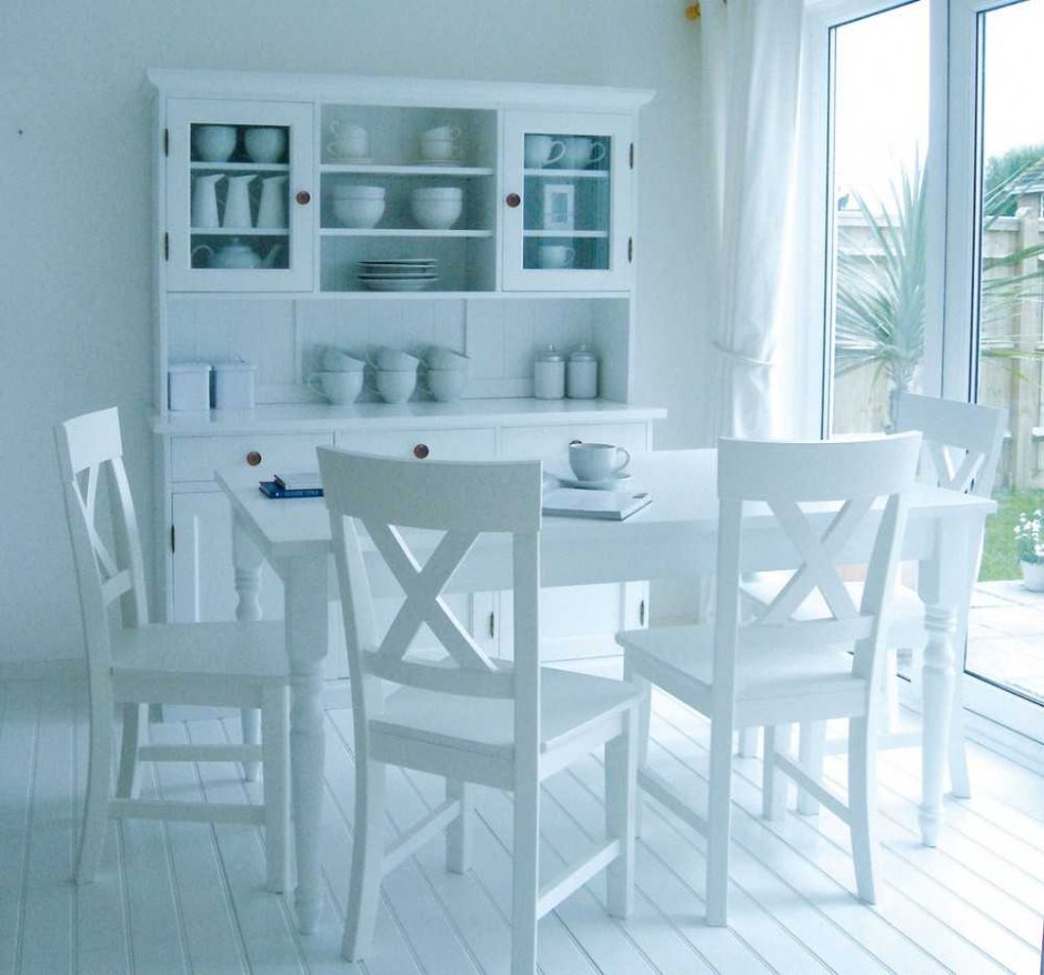 Table and Chairs in Kitchen в панельном доме