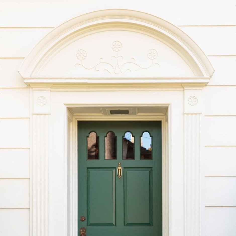 Зеленая входная дверь в дом