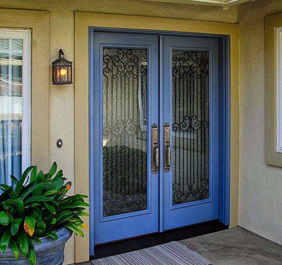 Синяя входная дверь со стеклом