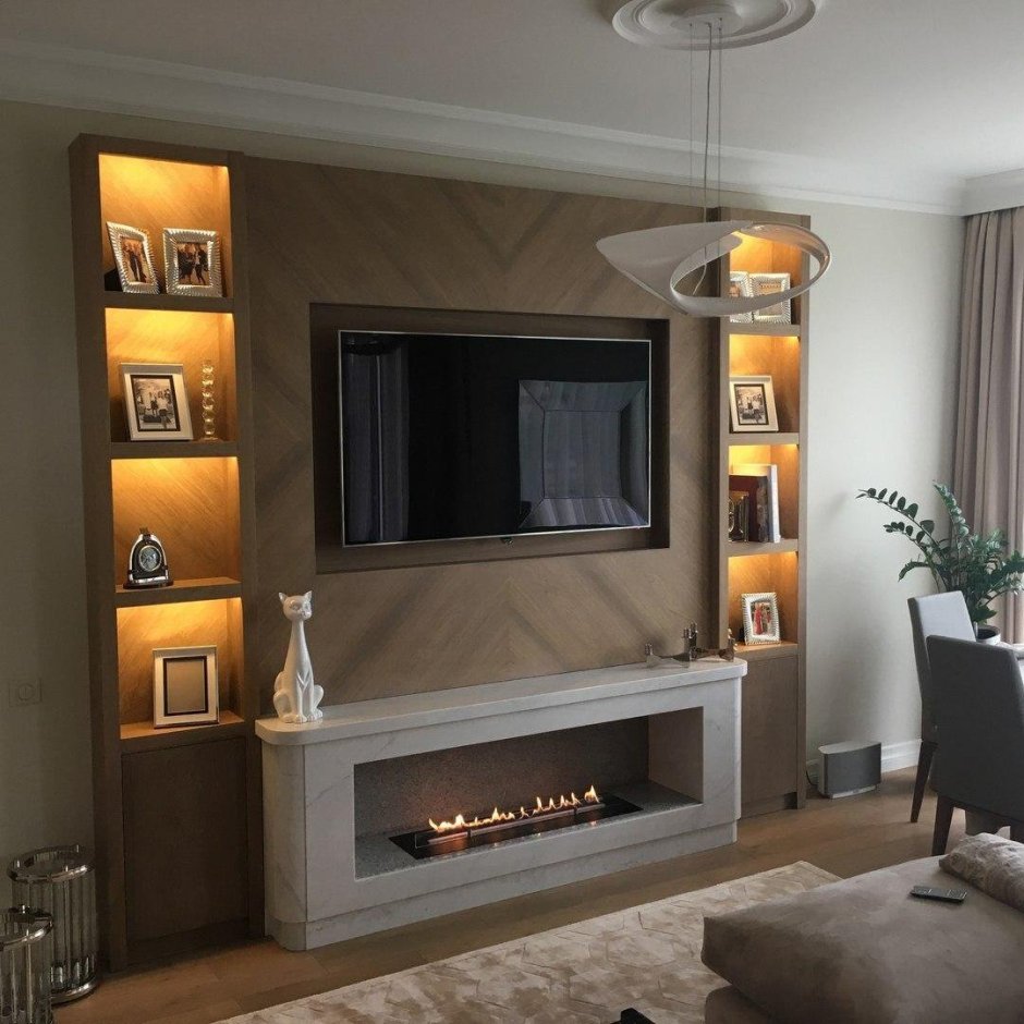 Телевизор на камине в гостиной