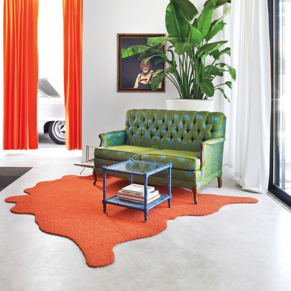 Оранжевый диван, зеленый ковер