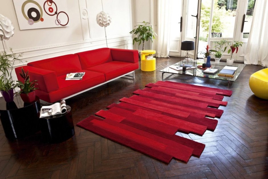 Квартира с красным ковром