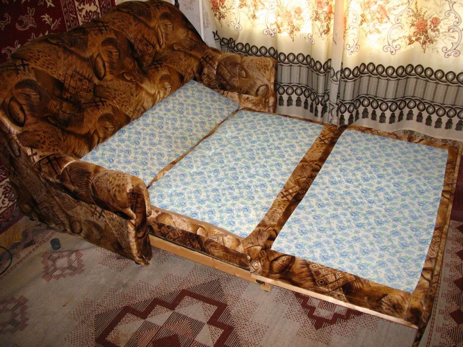 Диван раскладной старый
