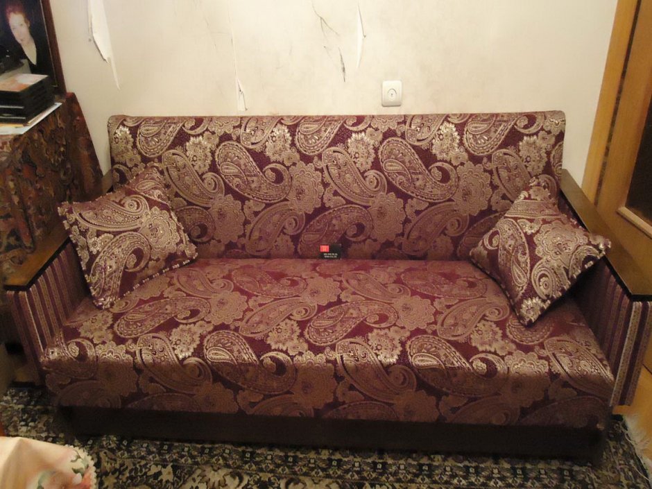 Старый диван