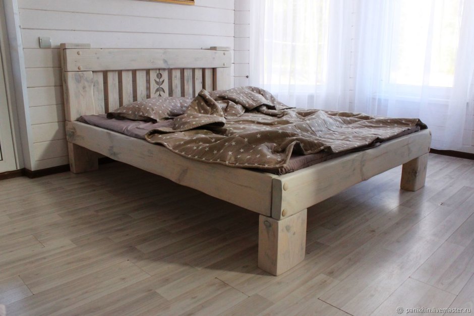 Кровать из дерева