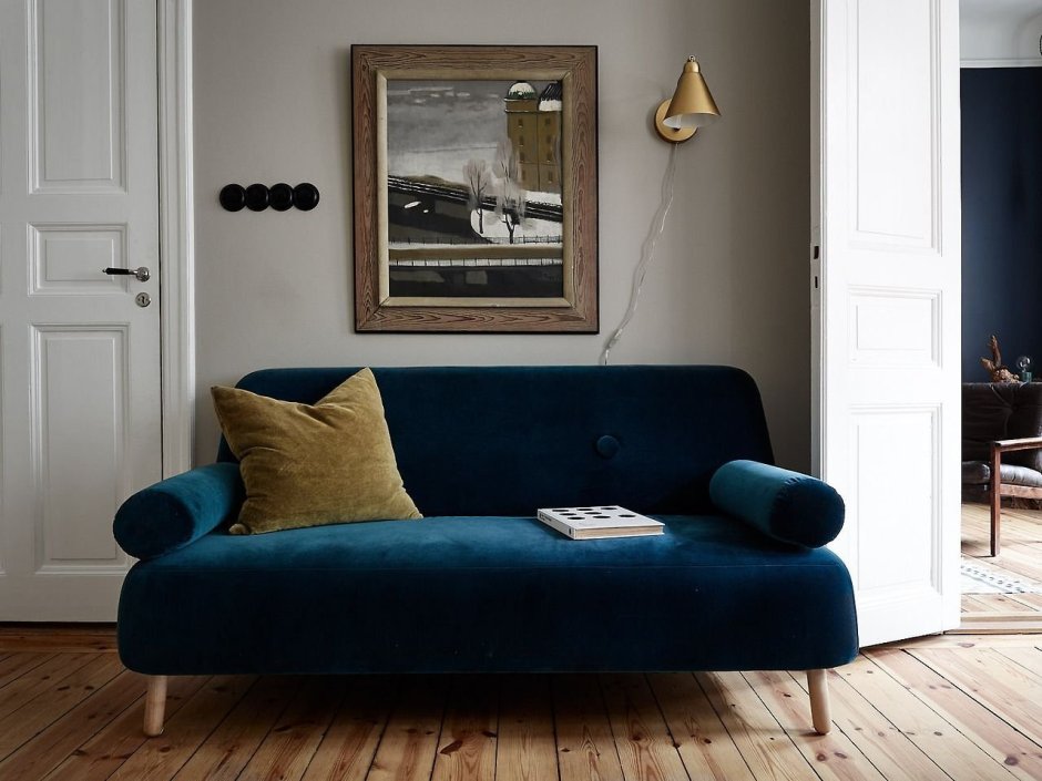 Интерьер в скандинавском стиле с синим диваном