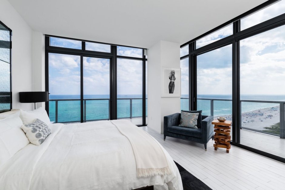 Спальни с панорамными окнами и балкончиком