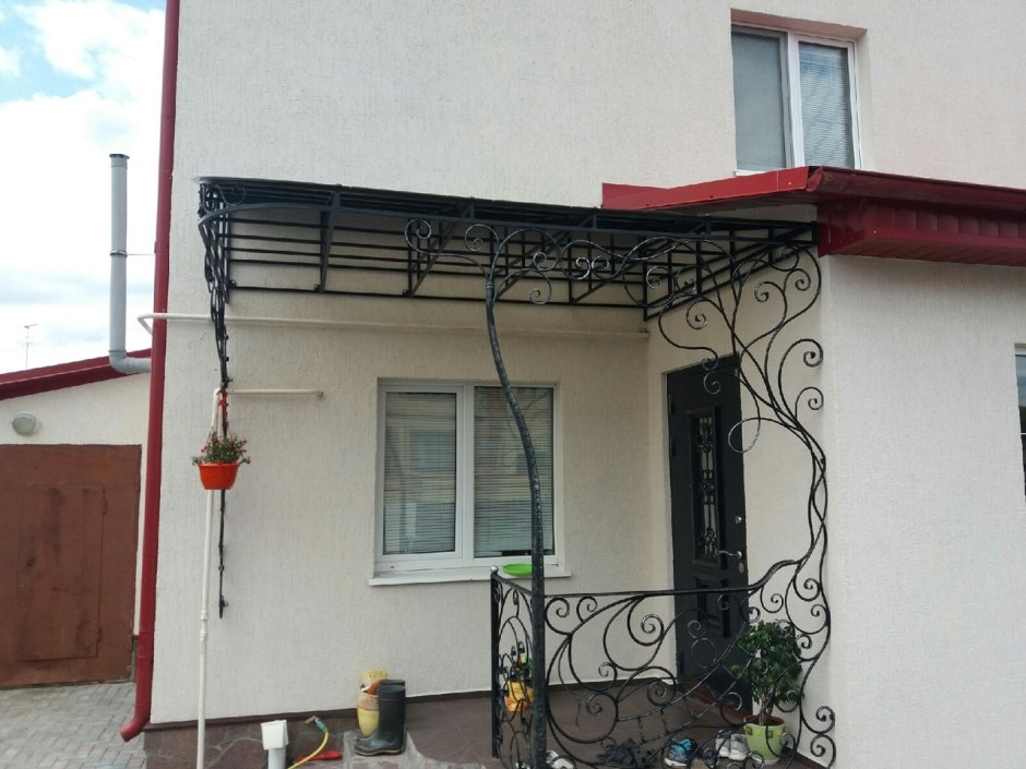 Козырек над балконом
