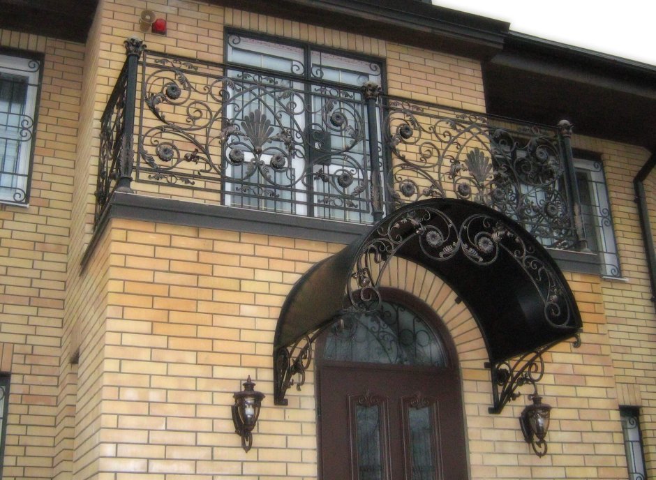 Кованый козырек над балконом