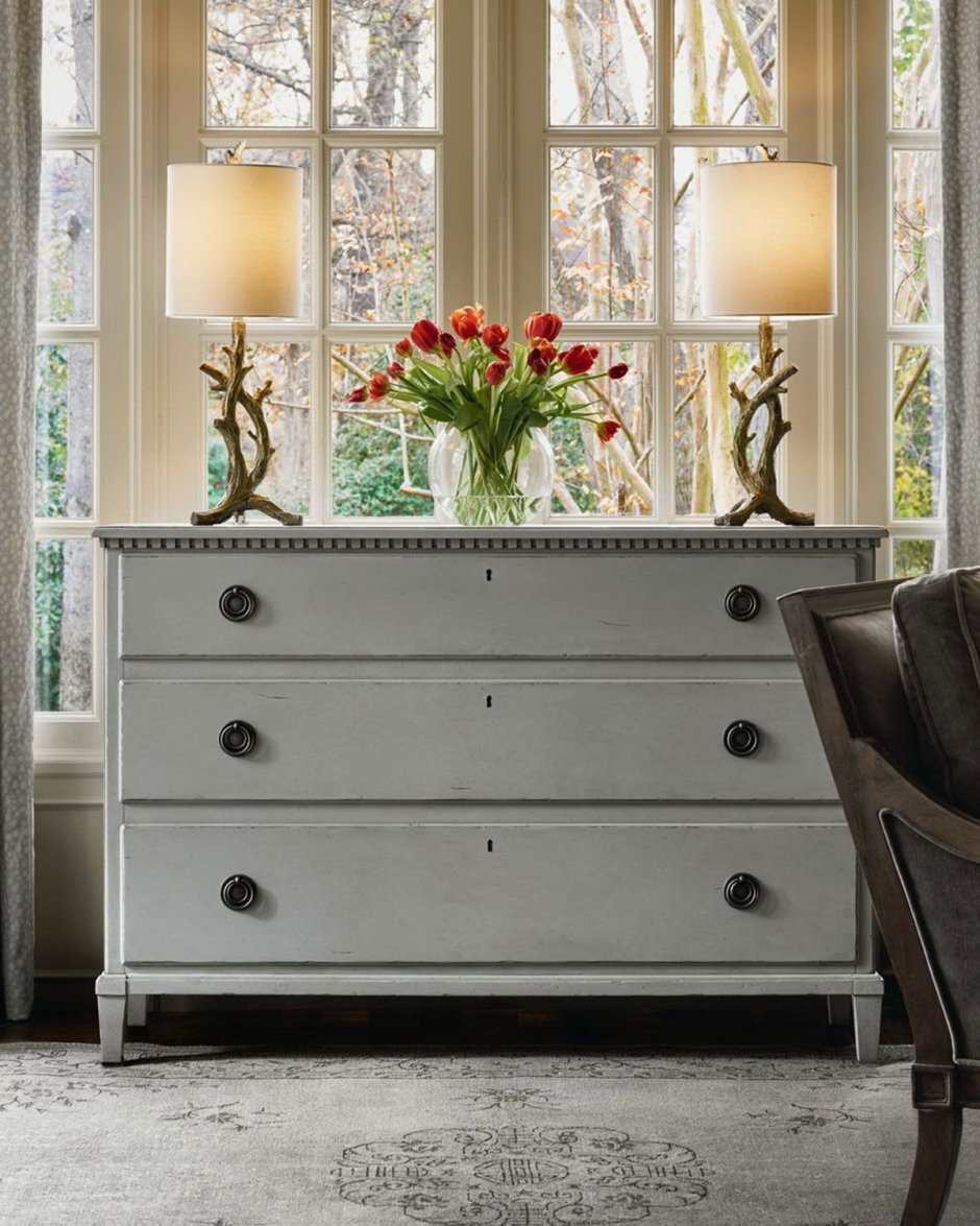 Декор на комоде в спальне