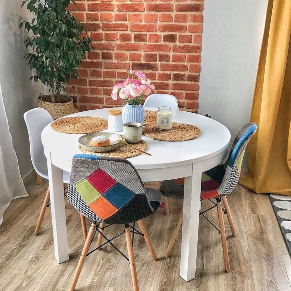 Стол и стулья Eames в кухне Прованс