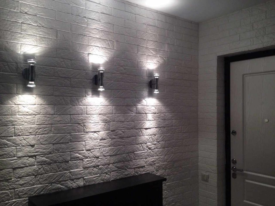 Светильники на белой кирпичной стене