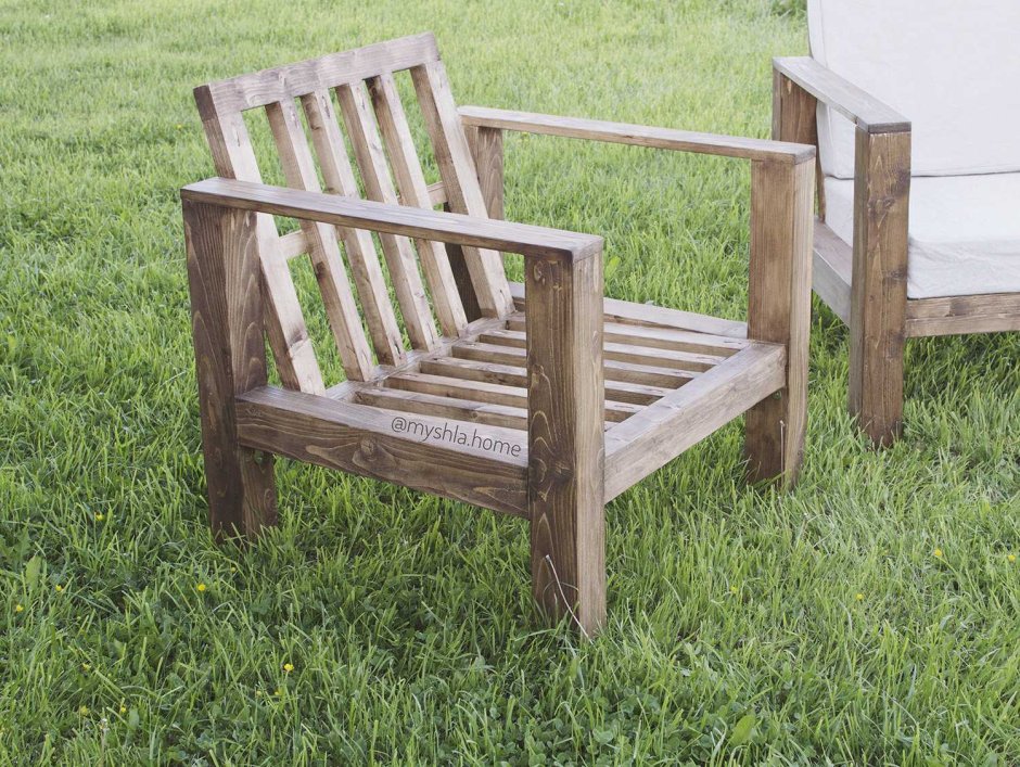 Кресло из дерева для дачи
