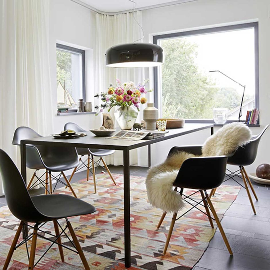 Стулья Eames в интерьере на кухне