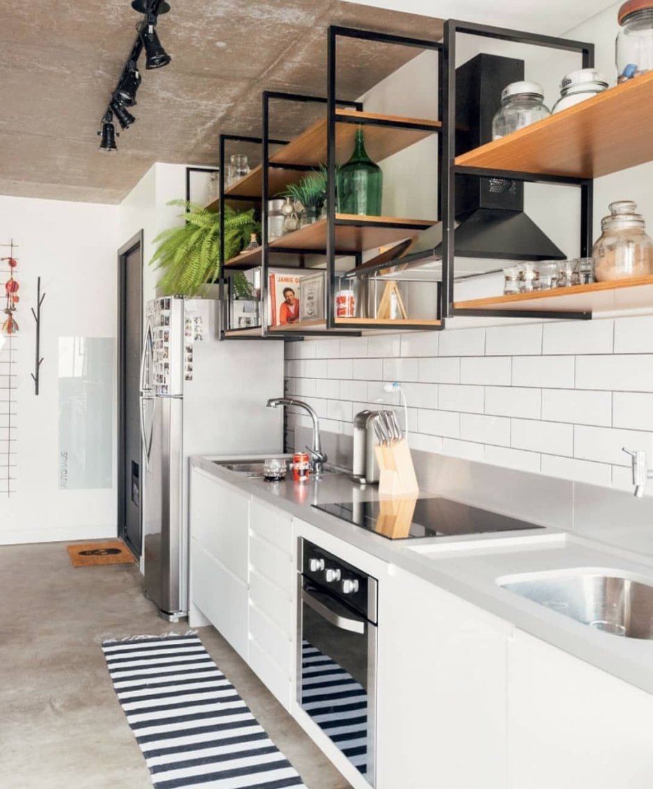 Кухня в стиле лофт с открытой полкой